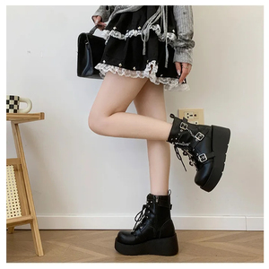 BUSY GIRL XY4135 Bottes en cuir noir Femmes Chaussures Métal Rivet Croix Goth Punk Style Femmes <span class=keywords><strong>Botte</strong></span> <span class=keywords><strong>Taille</strong></span> <span class=keywords><strong>43</strong></span> Talons Compensés Plateforme Bottes - Product Image 6