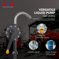 Pompe manuelle MSN avec débit de 0,35 L/cyclindre pour produits chimiques volatiles à base d'eau, entrée 1,1/4'' et portée de 1 m, conçue pour les fûts d'huile