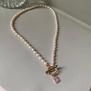 Collier polyvalent pour femme en perles naturelles en forme de riz, avec un tempérament élégant, chaîne de clavicule carrée délicate - Product Image 1