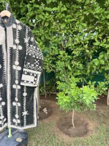 เสื้อแจ็คเก็ตบอมเบอร์ยาวปักลายกำมะหยี่ทำมือสุดหรูสำหรับผู้หญิง |   เสื้อผ้ากันหนาวระดับพรีเมียม |   ผ้าฝ้าย 100% เป็นมิตรกับสิ่งแวดล้อม - Product Image 4