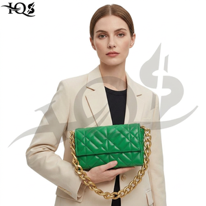 Bolso Bandolera de Bambú Acolchado Verde con Cierre de Cremallera, Correa de Cadena Dorada y Capacidad de 30-40L - Product Image 2