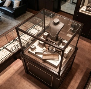 <span class=keywords><strong>Vitrina</strong></span> <span class=keywords><strong>de</strong></span> Exhibición <span class=keywords><strong>de</strong></span> Joyería <span class=keywords><strong>de</strong></span> Madera Oscura <span class=keywords><strong>de</strong></span> Lujo, Estilo Museo, con Iluminación LED y Tapa <span class=keywords><strong>de</strong></span> <span class=keywords><strong>Vidrio</strong></span> con Cerradura - Product Image 4