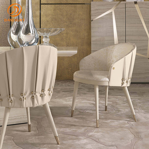 <span class=keywords><strong>Chaise</strong></span> de salle à manger de style haute <span class=keywords><strong>couture</strong></span> italienne avec extérieur plissé et intérieur à motifs, <span class=keywords><strong>chaise</strong></span> d'appoint contemporaine rembourrée de luxe - Product Image 1