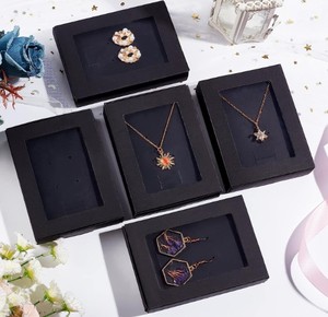 Tùy chỉnh Kraft hộp giấy rõ ràng cửa sổ hiển thị logo in tông Bông tai bao bì quà tặng với lớp phủ UV và dập nổi - Product Image 1