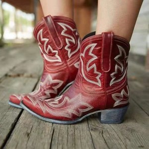 Botas altas de pellejo de rinoceronte - Objeto - World of Warcraft