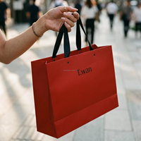 Sacs shopping en papier rouge imprimés sur mesure avec impression intégrale, texte noir et carte de tête agrafée pour emballage cadeau de détail