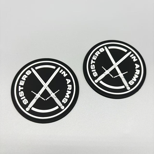 Parches de accesorios para prendas de vestir de marca personalizada con logotipo en relieve 3D, hechos de tela de cloruro de polivinilo suave y parches de goma - Product Image 3