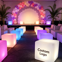 Lampe de table carrée lumineuse personnalisable pour événements extérieurs, fêtes, mariages, restaurants, salons – Cube lumineux en plastique avec logo