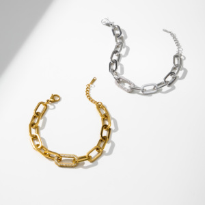 YF5144 <span class=keywords><strong>Set</strong></span> di Gioielli alla Moda: Bracciale, Collana e <span class=keywords><strong>Orecchini</strong></span> in Acciaio Inossidabile Placcato <span class=keywords><strong>Oro</strong></span> 18K con Catena a Clip Spessa e Charm in Zirconia Cubica - Product Image 5