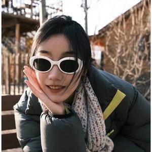 แว่นกันแดดทรงแคทอายสุดฮิต UV400 กรอบ PC รุ่นที่ 3  แบบ unisex พร้อมหมุดตกแต่งสไตล์สตรีท - Product Image 4