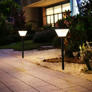 Foco LED Solar para Jardín, Resistente al Agua, de ABS Negro, para Paisajismo y Uso en Exteriores - Product Image 5