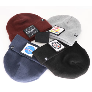 Gorro de Punto Personalizado con Parche Removible, Gorro de Invierno Acrílico con Parche de Gancho y Bucle - Product Image 2