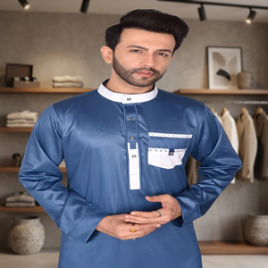 Qamis bleu satiné pour homme à manches longues, col contrastant blanc, boutons sur le devant, détail poche, longueur ras du sol, style Jubba arabe - Product Image 1