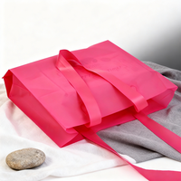 Sacs de shopping en plastique rose vif réutilisables de haute qualité, impression personnalisée, sacs à anse souple pour l'emballage de vêtements/aliments