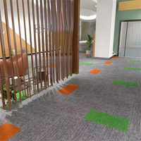 Dalles de moquette commerciales modernes carrées en polypropylène, matelassées, pour dimensions personnalisées