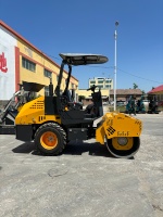 Compacteur routier haute performance 3 tonnes, moteur diesel 36 CV 27 kW pour la base de station de biogaz et le renforcement des bords de canaux d'irrigation