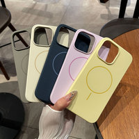 Coque de téléphone antichoc en silicone liquide mat avec anneau magnétique fin et respectueux de la peau pour iPhone 11-17 Pro