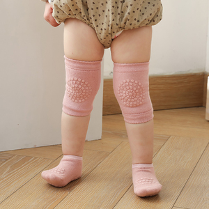 Venta al por mayor piso caminar calcetines bebé niño niños rodilleras antideslizantes <span class=keywords><strong>Protector</strong></span> y calcetines conjunto para gatear con empuñaduras - Product Image 2