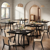 Ensemble de mobilier de restaurant commercial : tables à manger carrées en bois, chaises noires, chaises rembourrées beiges, vente en gros