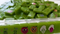 Jeu de Mahjong Américain Portable de Luxe 160 Tuiles - Mini Acrylique Vert Brillant - Mahjong Léger de Voyage pour le Divertissement avec Motifs de Dessins Animés