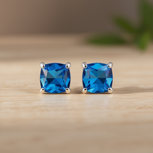 Boucles d'oreilles clous bleues E605, cristal taille coussin, strass serti griffe, bijoux de mode unisexe classiques et géométriques - Product Image 2