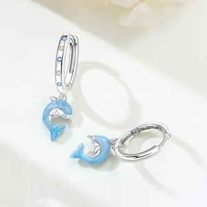Los pendientes de delfín azul son el regalo perfecto para una niña, y también una opción ideal para un regalo de aniversario o cumpleaños. - Product Image 2
