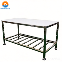 Table de travail industrielle pour la désossage, idéale pour abattoirs et boucheries, table de préparation de viande pour l'abattage, découpe de porc, bœuf et agneau