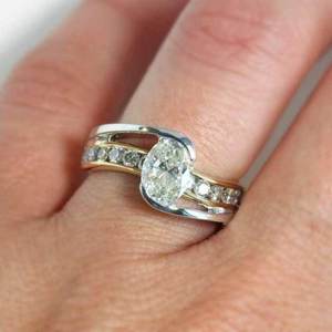 Anello da Donna Bicolore con Pietra Ovale, Gioiello di Tendenza per le Dita - Product Image 6