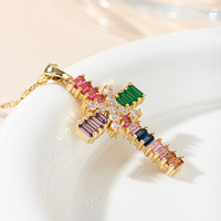 Collier pendentif croix latine doré étincelant et brillant avec pierres précieuses multicolores taille baguette, bijou de mode pour femme, cadeau