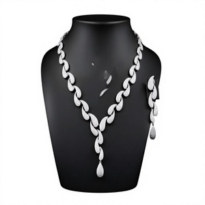 Ensemble collier et boucles d'oreilles en cristal et strass plaqué argent de qualité supérieure, élégant et glamour, pour bijoux de mariage pour femmes - Product Image 1