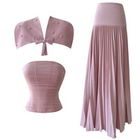 OUDINA Nouvelle Collection : Ensemble Trois Pièces Rose Décontracté avec Haut à Corsage Structuré, Jupe Plissée et Cape Longue pour Femme