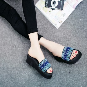 Nouvelle collection d'été de <span class=keywords><strong>chaussures</strong></span> pour femme : Tongs de plage, mules à talons hauts, mules de plage à plateforme et <span class=keywords><strong>chaussures</strong></span> <span class=keywords><strong>compensées</strong></span> <span class=keywords><strong>noires</strong></span> de marque - Product Image 2