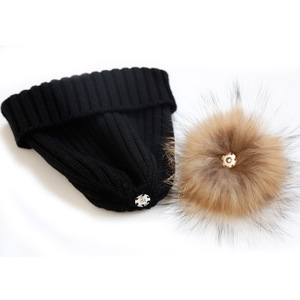 Chapeau d'hiver en fourrure tricoté avec logo personnalisé <span class=keywords><strong>Bonnet</strong></span> en fourrure avec <span class=keywords><strong>pompon</strong></span> Bonnets pour femmes <span class=keywords><strong>Bonnet</strong></span> d'hiver chaud en tricot - Product Image 5