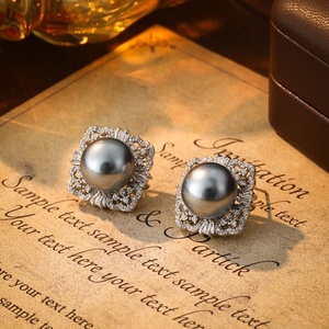 Boucles d'oreilles à clous de style rétro européen américain pour femmes, zircon, imitation perle, argent plaqué or, géométrique, haut de gamme, luxe, polyvalent - Product Image 2