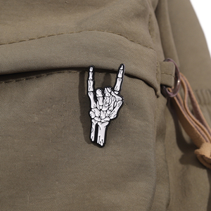 Pin de esmalte con diseño de calavera punk, broche de metal con forma de mano de esqueleto, insignia para solapa, joyería, accesorios para mochila, venta al por mayor - Product Image 3