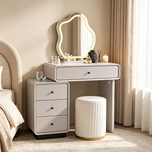 Ensemble de coiffeuse extensible gris clair avec miroir LED ondulé irrégulier, commode latérale, base verticale cannelée dorée et tabouret pour chambre à coucher - Product Image 1