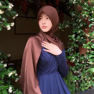 Écharpe enveloppante confortable en lin et mousseline de soie, couleur unie, foulard à enfiler pour femme, idéale pour le printemps - Product Image 6