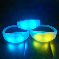 Bracelets LED lumineux multicolores pour événements, activés par le son, pour illuminer la foule