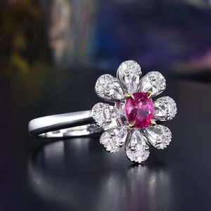 Bague en or blanc 18 carats avec rubis ovale non chauffé de 1,42 carat couleur sang de pigeon, sertie d'un halo de 35 grands diamants brillants et d'un pavé de diamants sur la tige, bijoux fins - Product Image 2