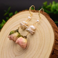 Boucles d'oreilles en résine avec fleurs séchées et perles, design floral artistique fait main, légères et confortables, bijoux de mode pour femmes