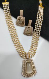 Conjunto de Collar de Novia de Perlas y Kundan Chapado en Oro de Primera Calidad con Colgante de Piedra y Pendientes a Juego, Joyería Étnica - Product Image 2