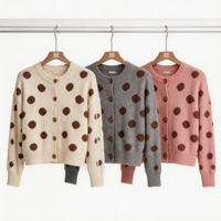 Gilet décontracté ample à col rond et pois pour femme, sans manches, en tricot, avec grandes boutons sur le devant et poches, à manches courtes, de marque privée