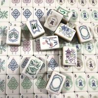Ensemble de mahjong Yiqi Deluxe à quatre niveaux, pliable, de style américain moderne, en acrylique vert, avec étui en aluminium recouvert de cuir assorti aux couleurs
