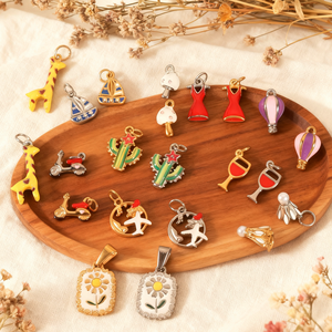 Colgante de Acero Inoxidable Chapado en Oro de 18k, Resistente al Deslustre, con Diseño de Maleta de Viaje, Avión, Rosa, Música, Coral y Jirafa, para Joyería DIY, Venta al por Mayor - Product Image 1