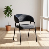 Fauteuil de style scandinave, chaise de salle à manger rembourrée de style nordique avec dossier incurvé et pieds en métal coniques noirs pour salon