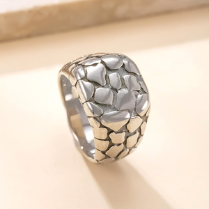 Anillo de acero inoxidable transfronterizo europeo y americano con diseño irregular y efecto craquelado - Product Image 2