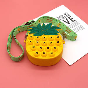 2025 mignon dessin animé <span class=keywords><strong>en</strong></span> forme de mini porte-monnaie pour enfants ananas et fraise pochettes à fermeture éclair pour enfants d'âge préscolaire - Product Image 3