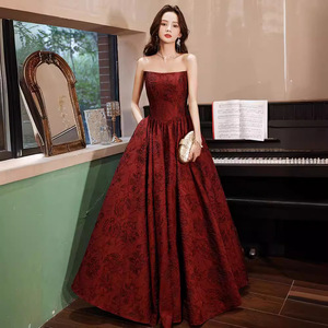 Vestido de noche elegante rojo vino para novia, compromiso, boda, reunión anual, estilo tubo, de la marca Toast Clothing. - Product Image 1