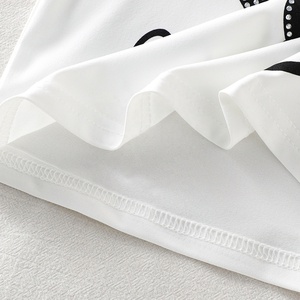 Completo estivo per bambina in due pezzi, t-shirt a maniche corte con stampa a cuore, pantaloni neri svasati, morbidi e alla moda per l'outfit quotidiano - Product Image 4