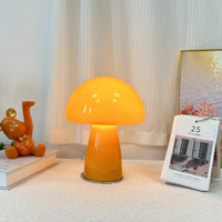 Lampe de bureau Bauhaus style médiéval pour chambre moderne, lampe de chevet champignon nordique simple pour fille, base E26, crée une ambiance lumineuse sur la table en verre